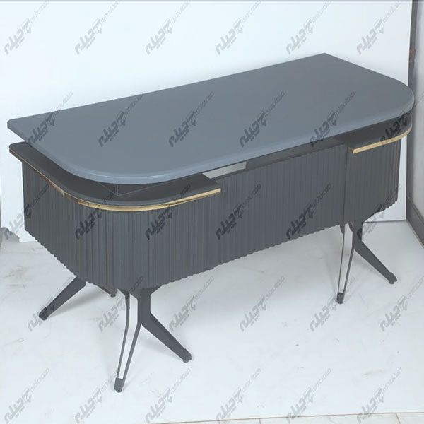 میز مدیریت جوان